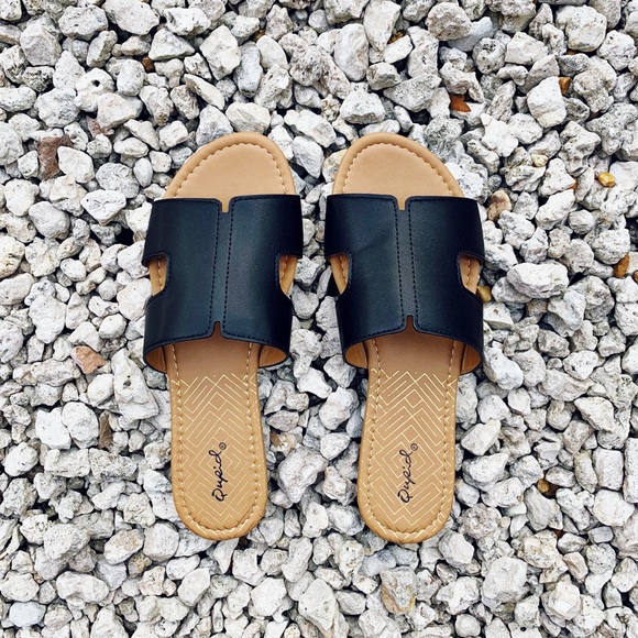⚡️FLASH SALE ⚡️ • Price Firm• Black Slide Sandals - Picture 3 of 4